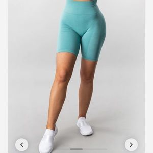 ALPHALETE SEAMLESS BIKER SHORT-CAPRI SUN